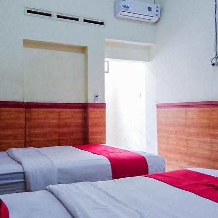 RedDoorz Syariah At Griya Soeratin Pacitan Hotel Bagian luar foto