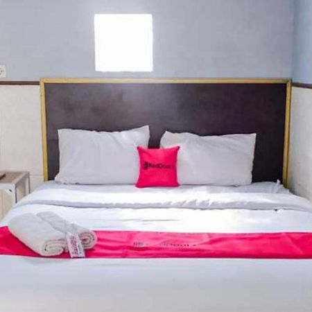 RedDoorz Syariah At Griya Soeratin Pacitan Hotel Bagian luar foto