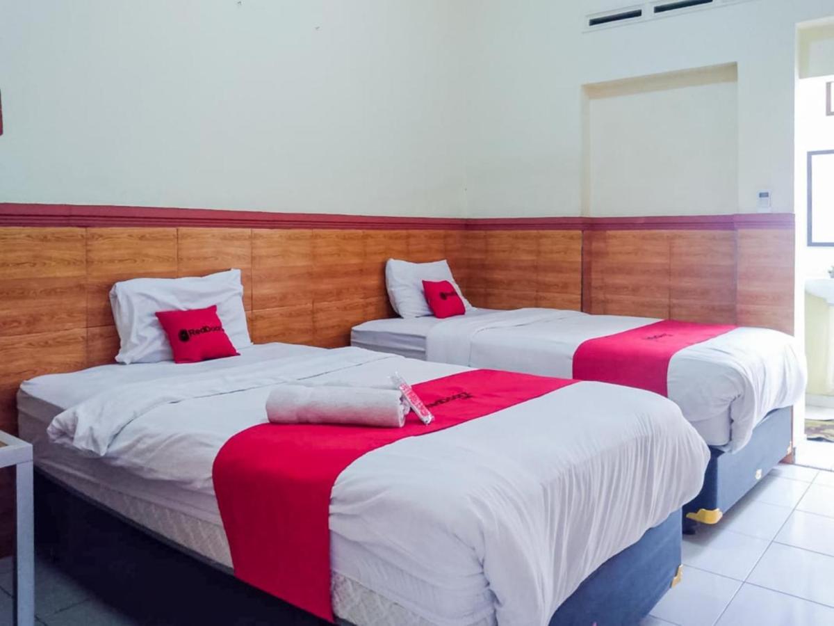RedDoorz Syariah At Griya Soeratin Pacitan Hotel Bagian luar foto