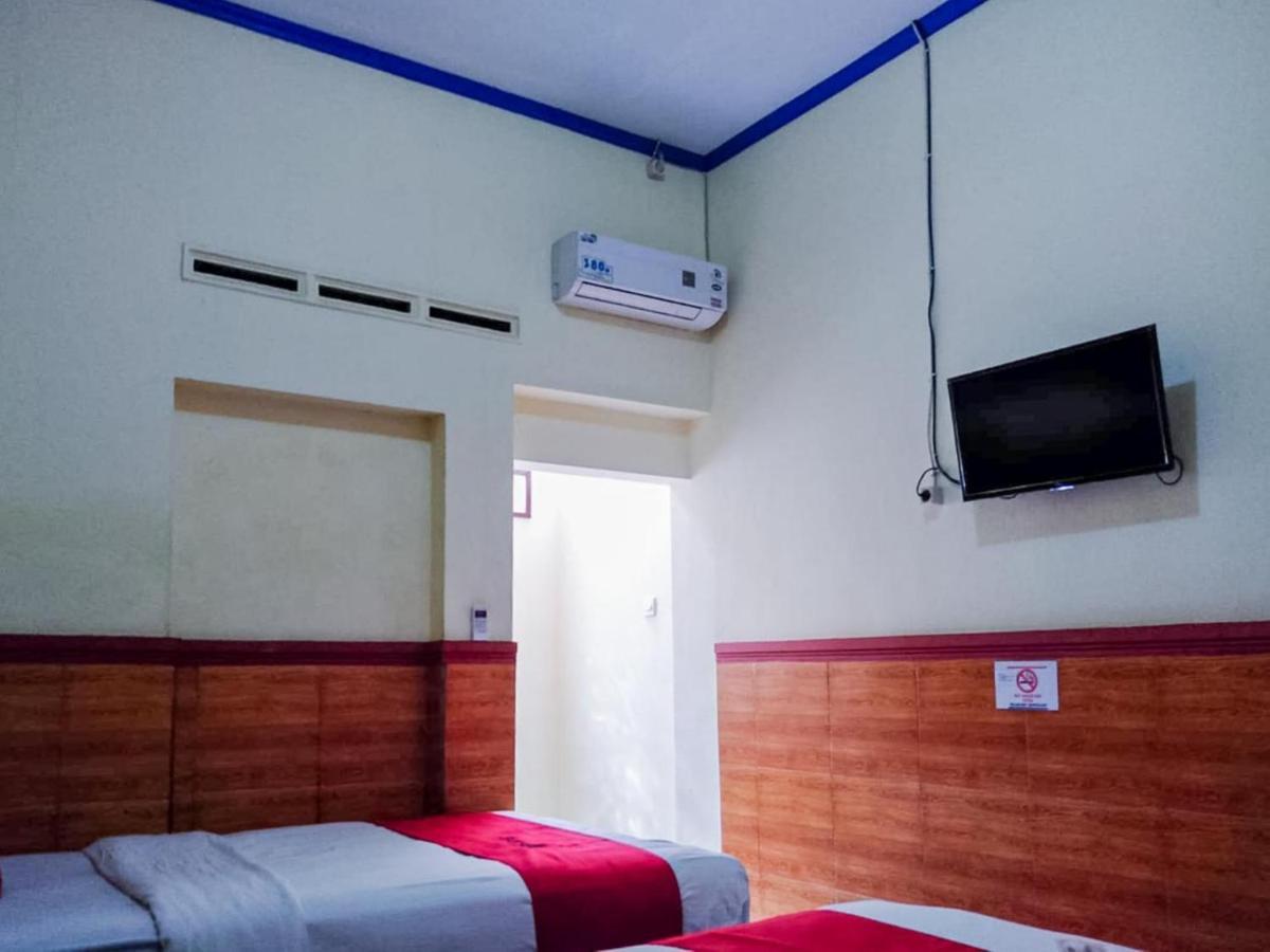 RedDoorz Syariah At Griya Soeratin Pacitan Hotel Bagian luar foto