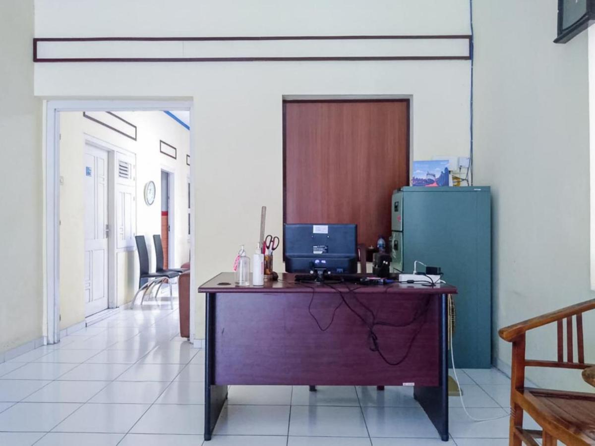 RedDoorz Syariah At Griya Soeratin Pacitan Hotel Bagian luar foto