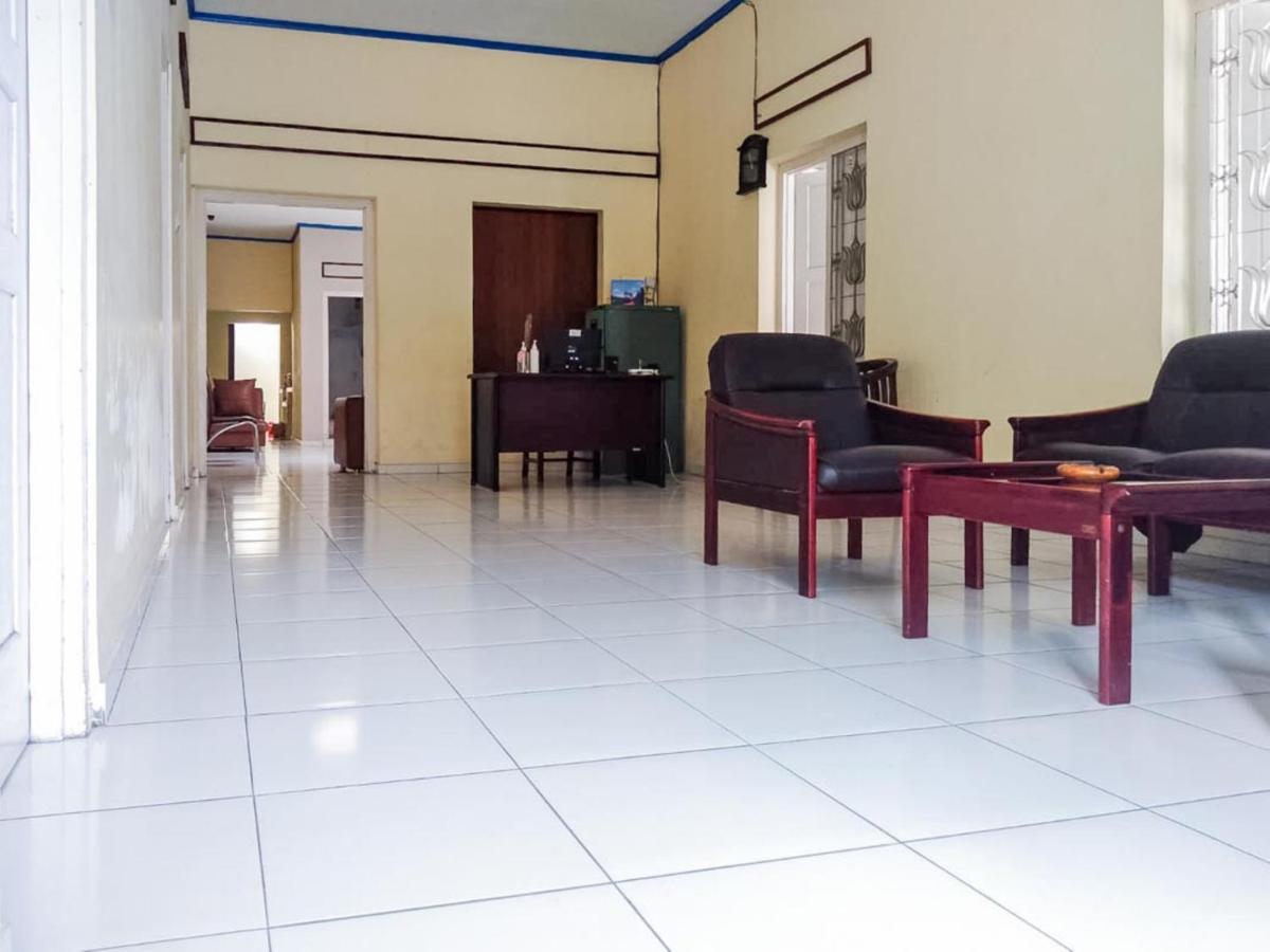 RedDoorz Syariah At Griya Soeratin Pacitan Hotel Bagian luar foto