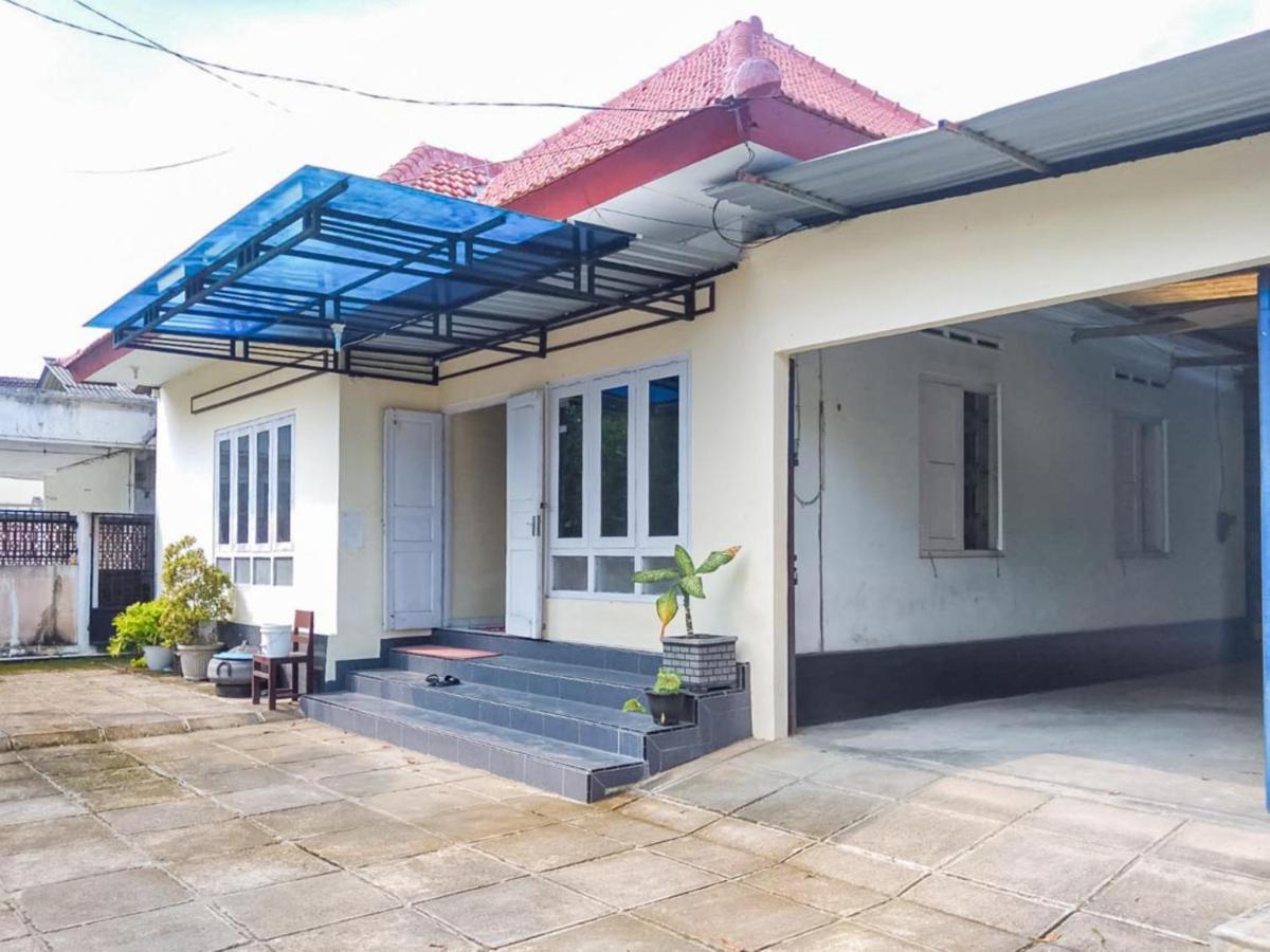 RedDoorz Syariah At Griya Soeratin Pacitan Hotel Bagian luar foto