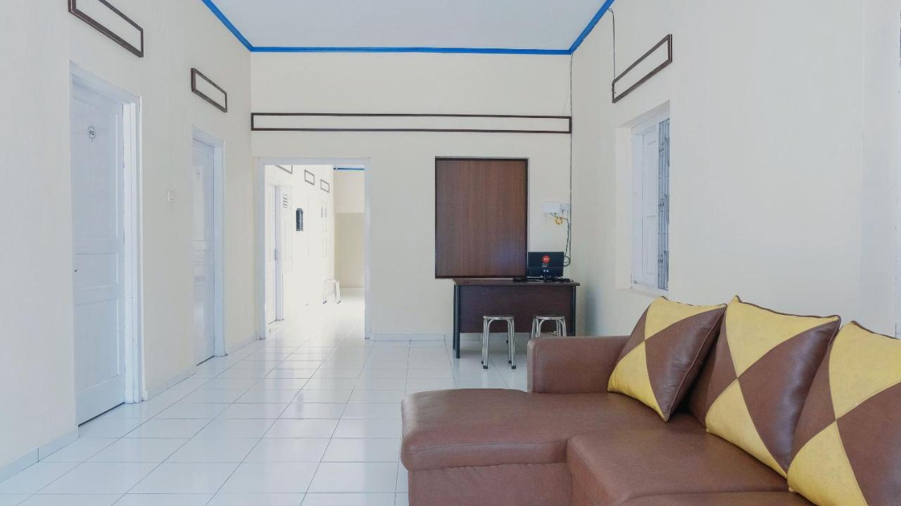 RedDoorz Syariah At Griya Soeratin Pacitan Hotel Bagian luar foto