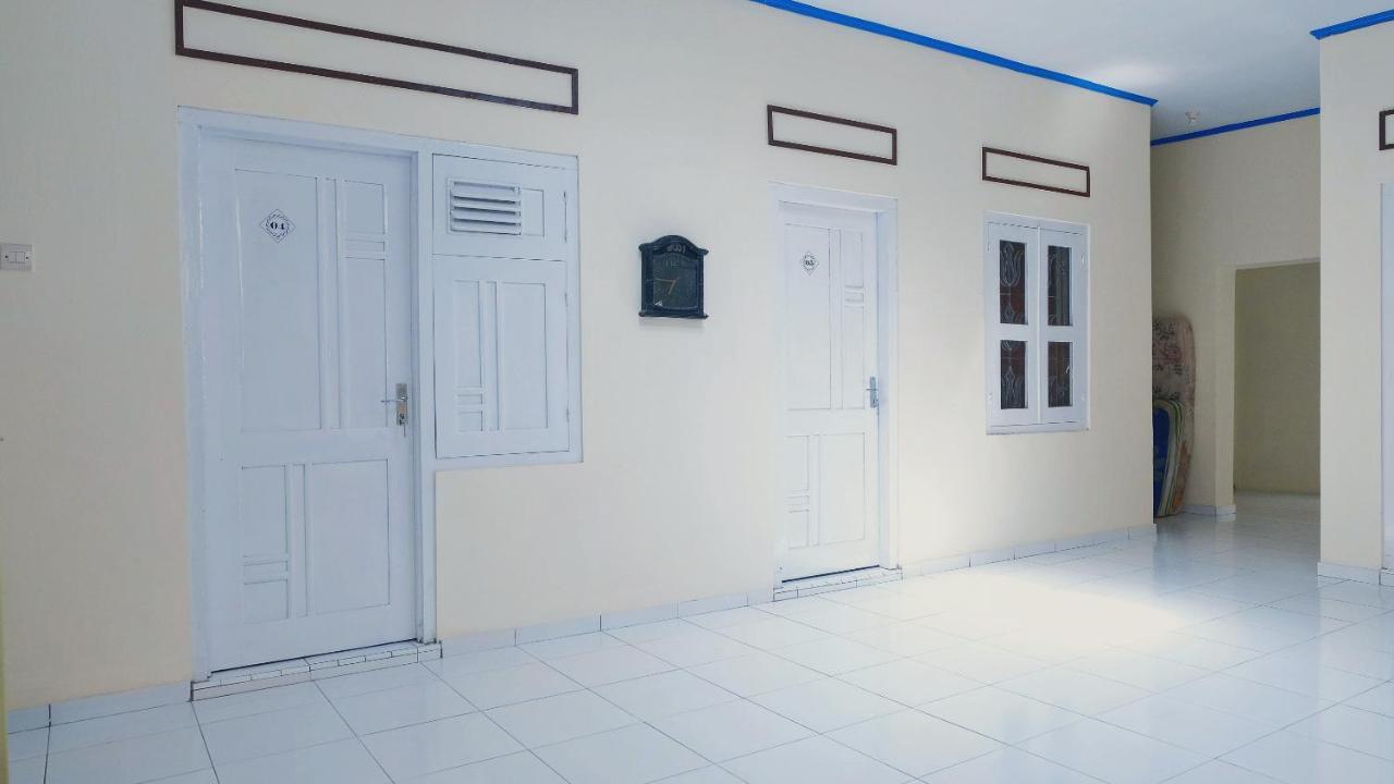RedDoorz Syariah At Griya Soeratin Pacitan Hotel Bagian luar foto