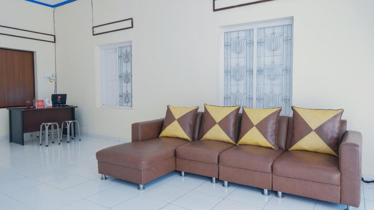 RedDoorz Syariah At Griya Soeratin Pacitan Hotel Bagian luar foto