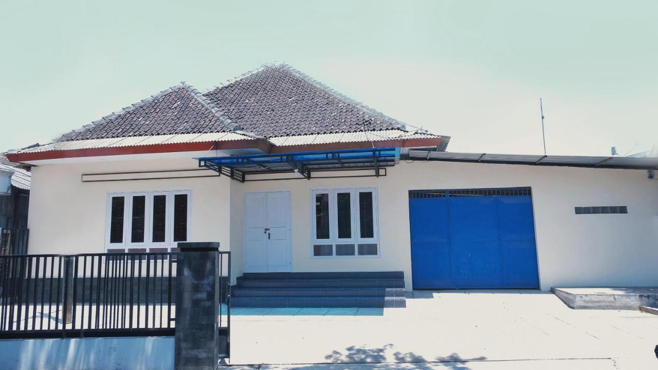 RedDoorz Syariah At Griya Soeratin Pacitan Hotel Bagian luar foto